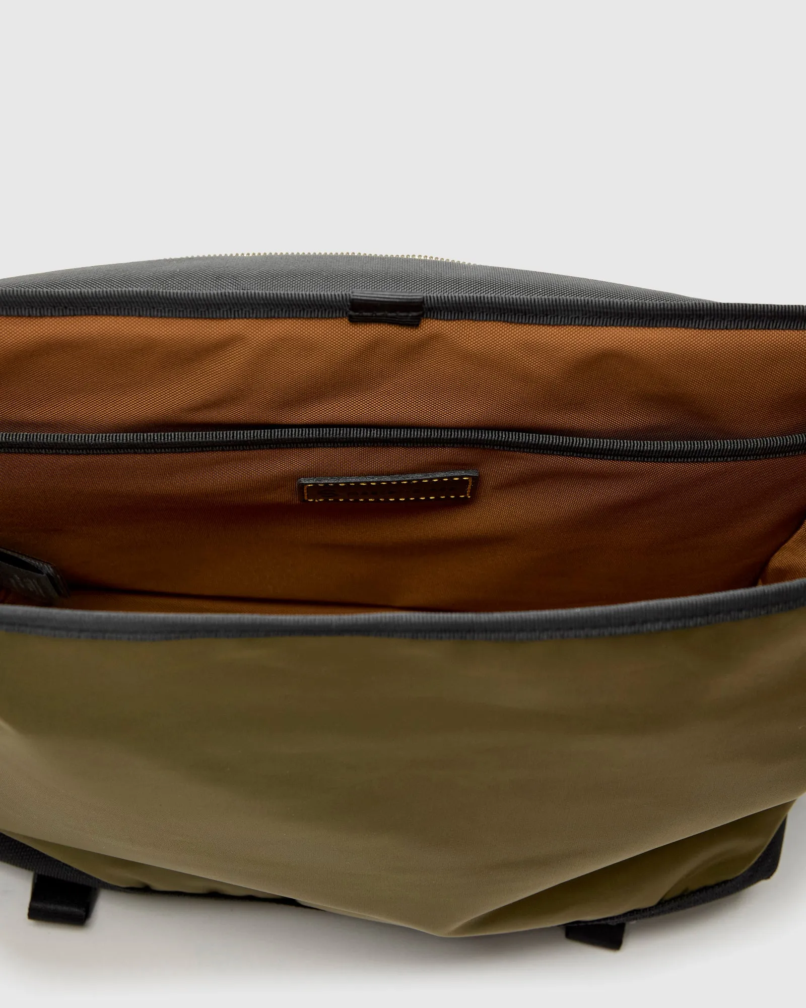 Lightning V2 Messenger Bag in Kahki