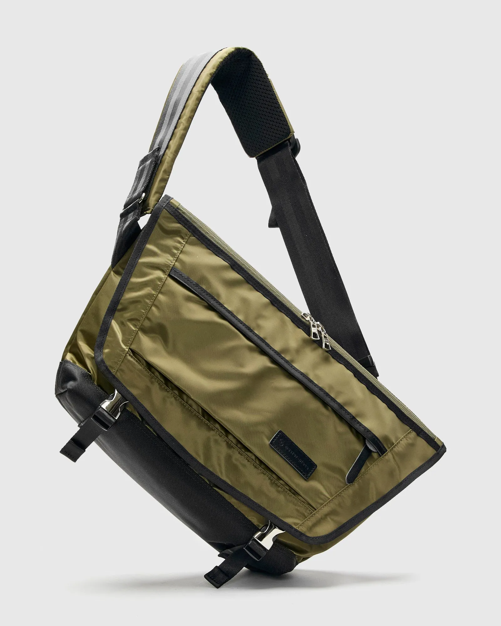 Lightning V2 Messenger Bag in Kahki